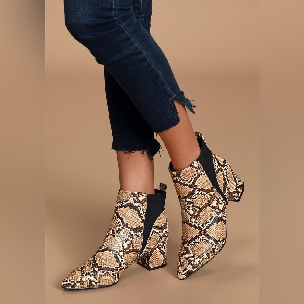 Lulus Chase Light Tan Snake Pointed Toe Ankle Booties. Size 8